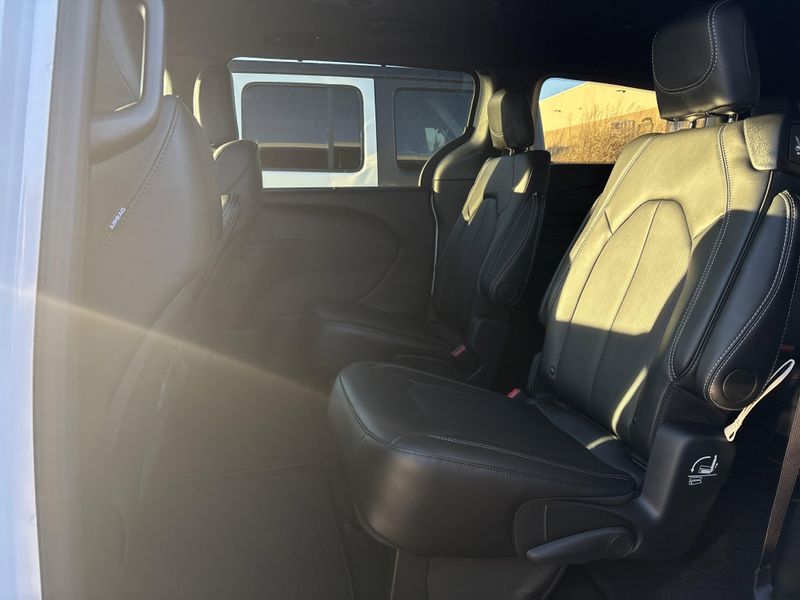 New 2026 Chrysler Pacifica SelectImage 15