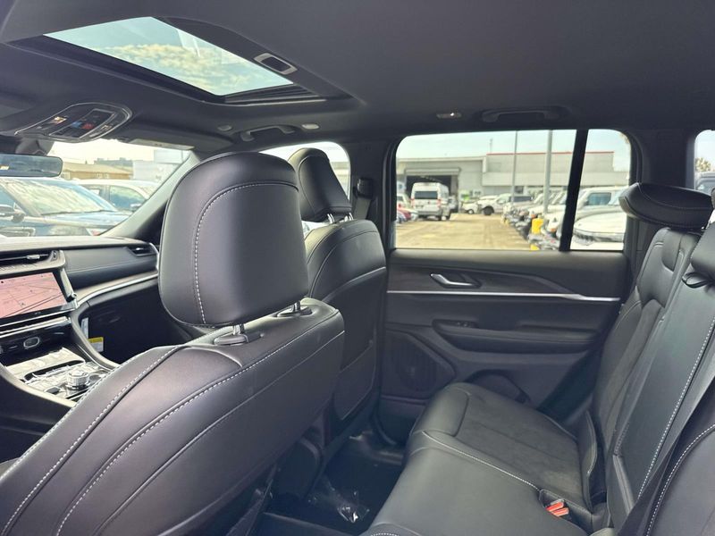 New 2026 Jeep Grand Cherokee Laredo Altitude 4x4