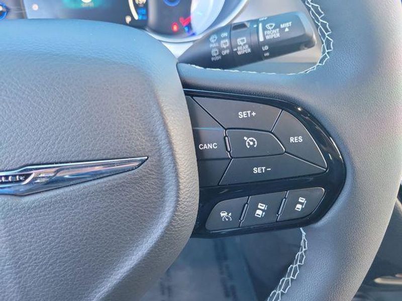 New 2023 Chrysler Pacifica Plug-in Hybrid Touring L