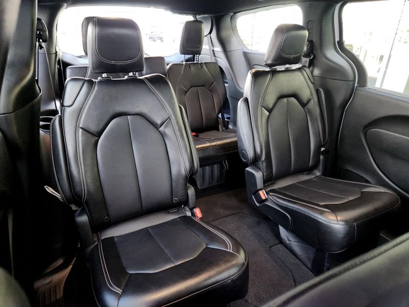Used 2025 Chrysler Pacifica Select