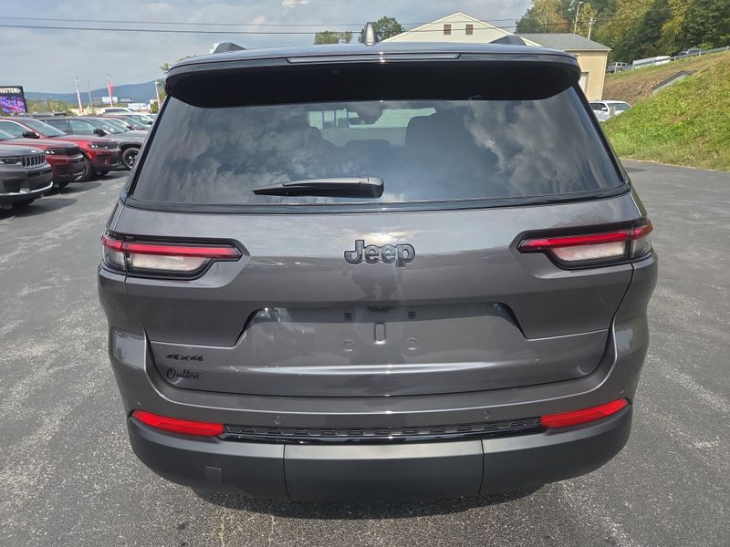 2025 Jeep Grand Cherokee Altitude photo 2
