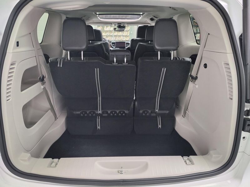 2024 Chrysler Pacifica Limited AWD w/Safety SphereImage 17