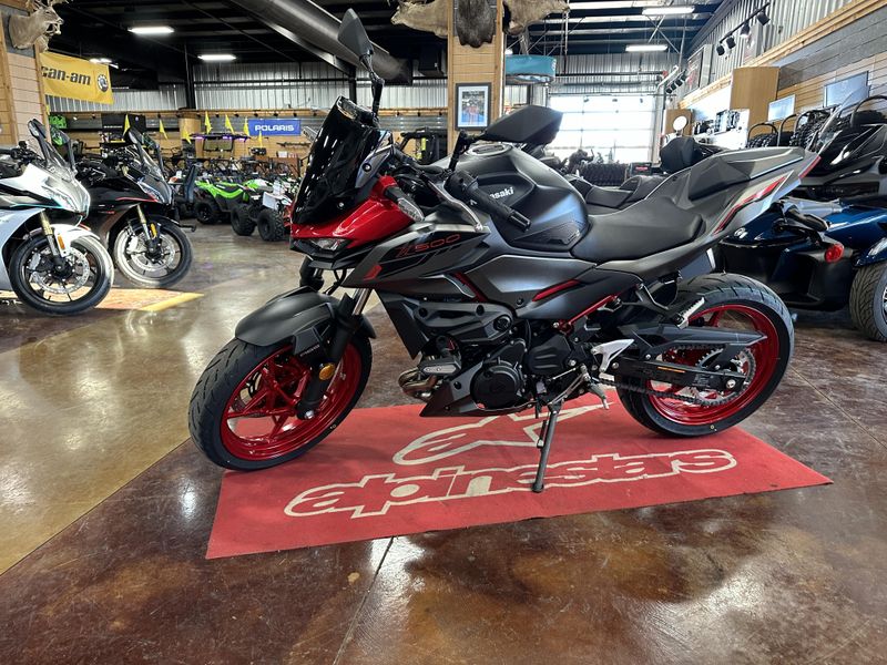 2025 Kawasaki Z500 SE ABS CANDY PERSIMMON RED AND METALLIC FLAT SPARK BLACK AND METALLIC MATTE GRAPHENESTEEL GRAYImage 10