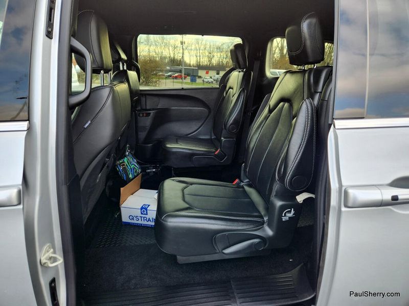 New 2026 Chrysler Pacifica Select