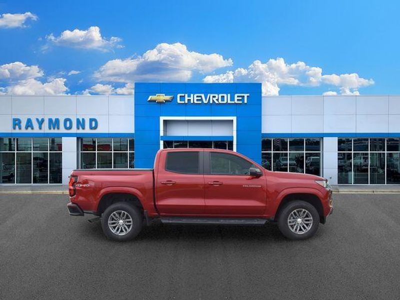 Used 2024 Chevrolet Colorado LTImage 2