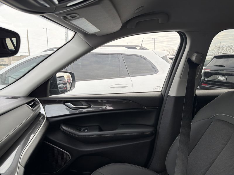 Used 2022 Jeep Grand Cherokee LaredoImage 28