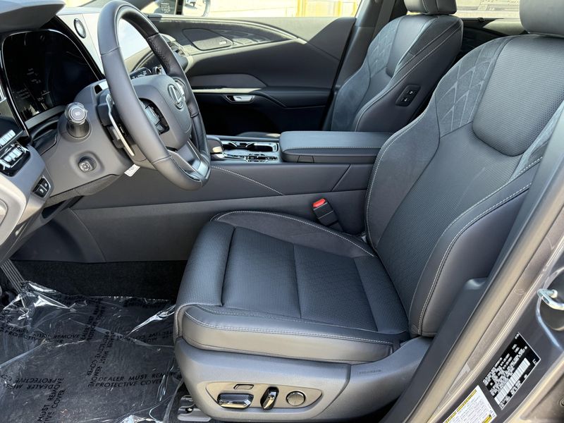 New 2026 Lexus RX 450h+ LuxuryImage 18