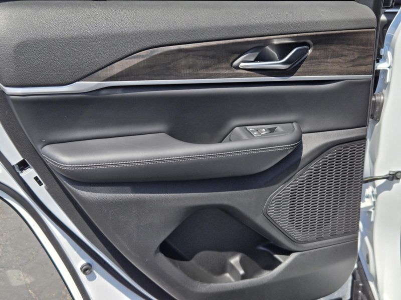New 2026 Jeep Grand Cherokee Laredo Altitude 4x2