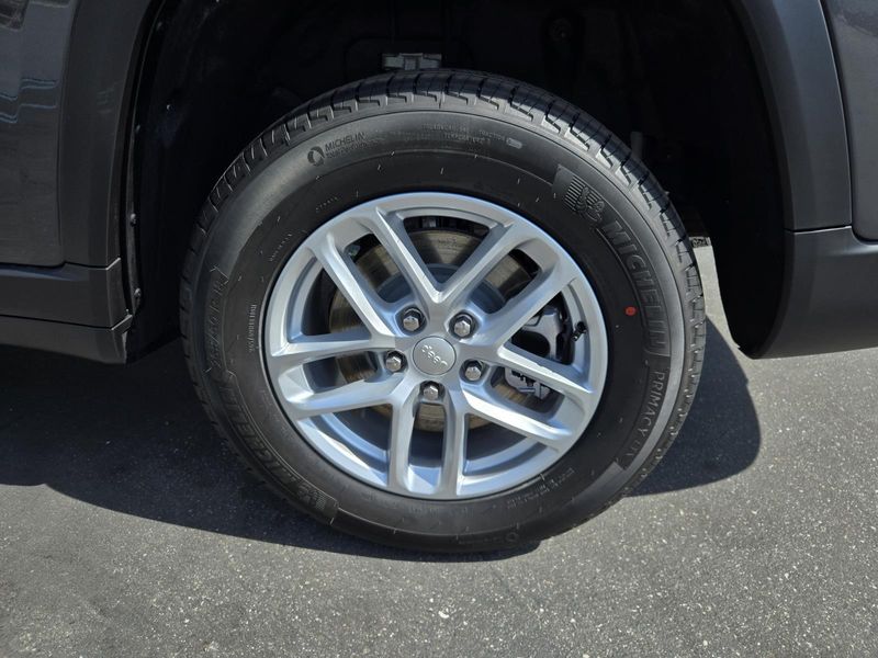 New 2026 Jeep Grand Cherokee L Laredo X 4x2