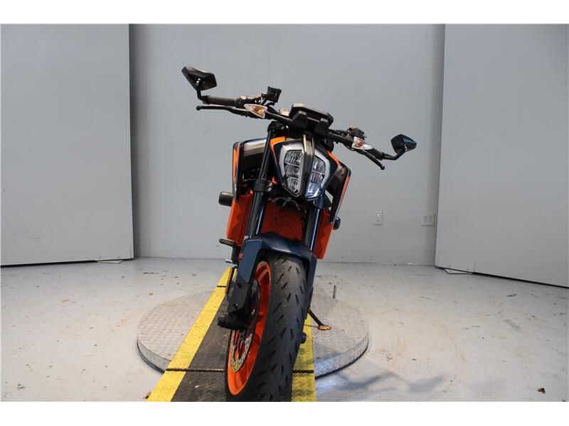 2022 KTM 890 DUKE R Image 4