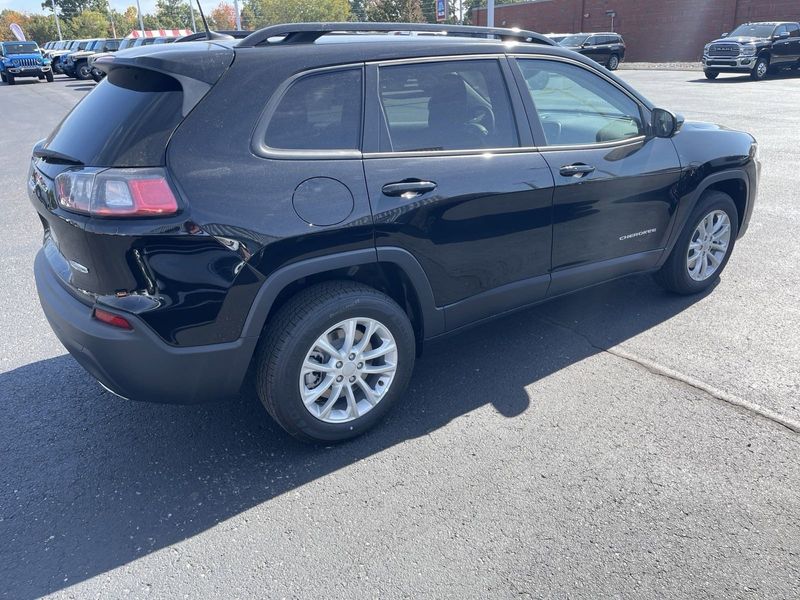2022 Jeep Cherokee Latitude Lux FwdImage 5