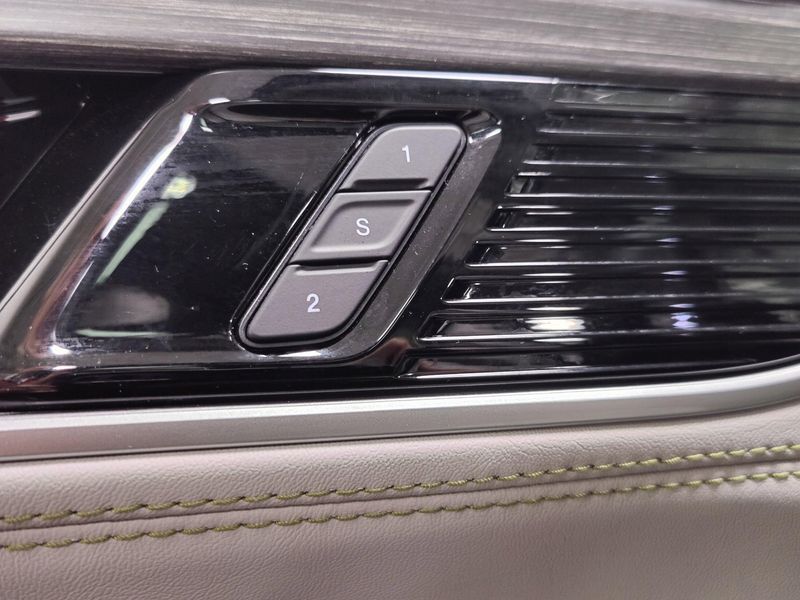 2024 Jeep Wagoneer Series III Premium 4x4 w/Conv/RSEImage 19
