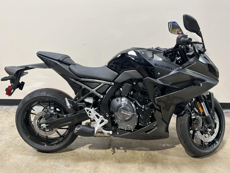 2025 Suzuki GSX-8R Image 1