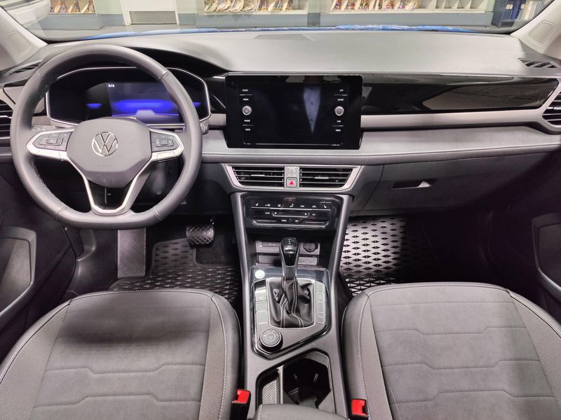 Used 2025 Volkswagen Taos SE Black AWD w/SunroofImage 17