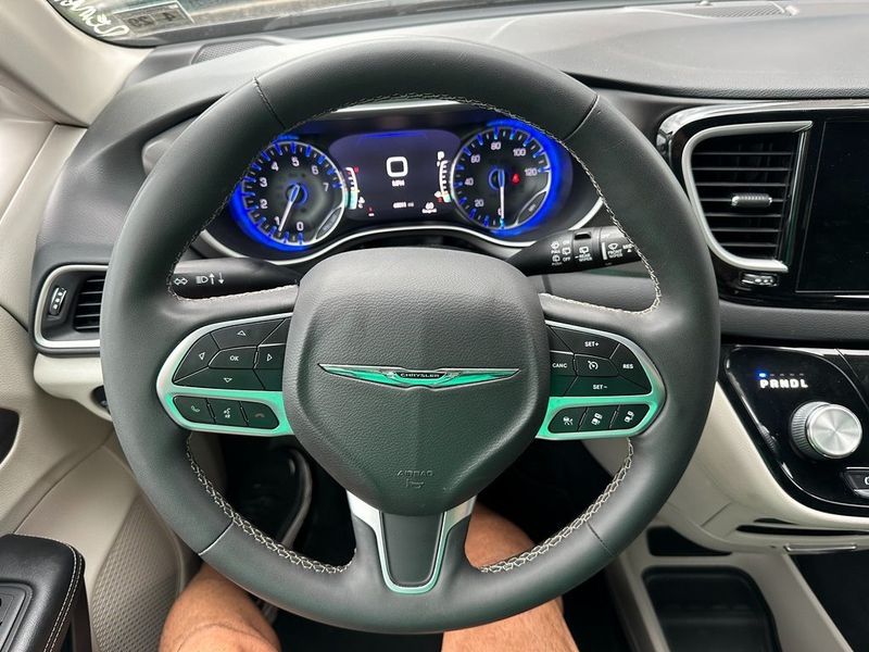 2022 Chrysler Pacifica Touring LImage 2