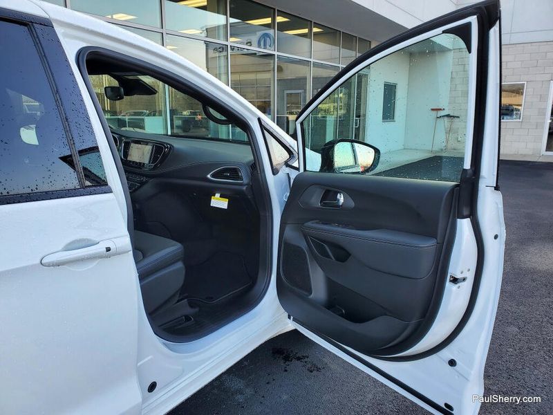 New 2026 Chrysler Pacifica Select