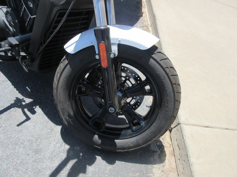 USED 2024 INDIAN MOTORCYCLE SCOUT BOBBER SIXTY ABS GHST WHT MTLC CAL Image 13