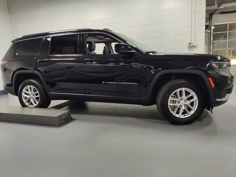 2023 Jeep Grand Cherokee L Laredo V6 4x4 w/Sunroof & Luxury TechImage 3