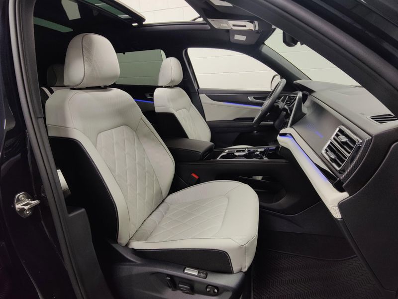 Used 2025 Volkswagen Atlas Cross Sport SEL Premium R-Line w/Sunroof/NavImage 5