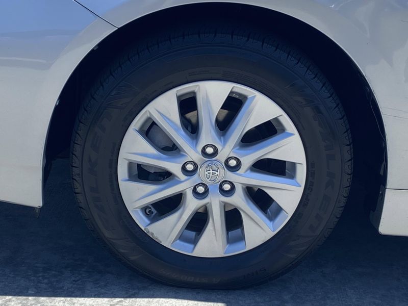 Used 2014 Toyota Prius Plug-In Image 8