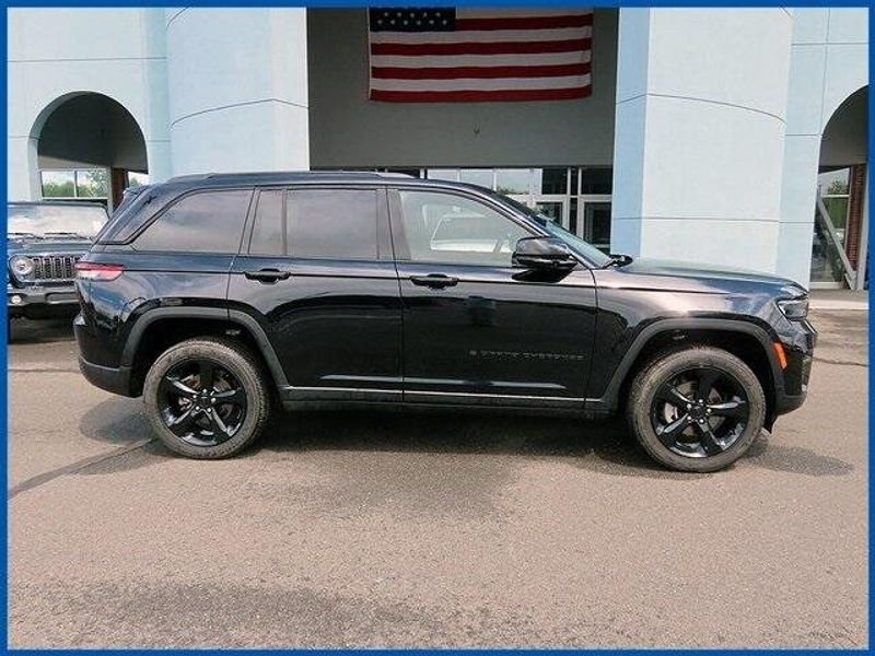 2024 Jeep Grand Cherokee Altitude XImage 2