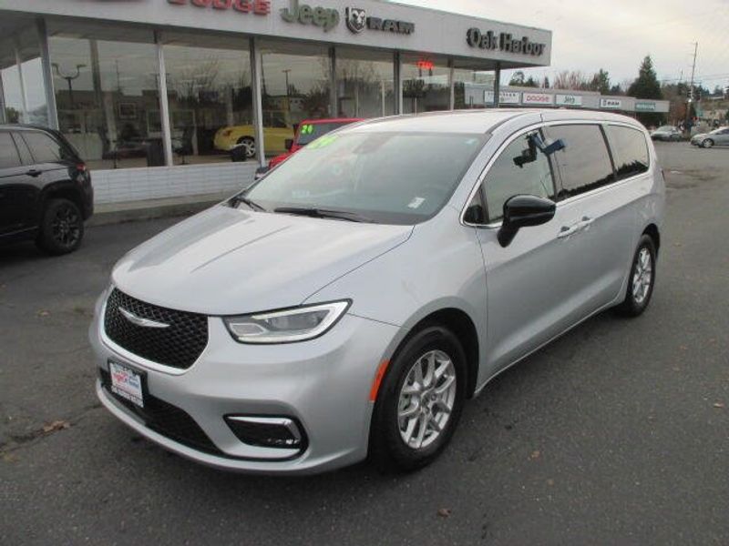 Used 2024 Chrysler Pacifica Touring LImage 2