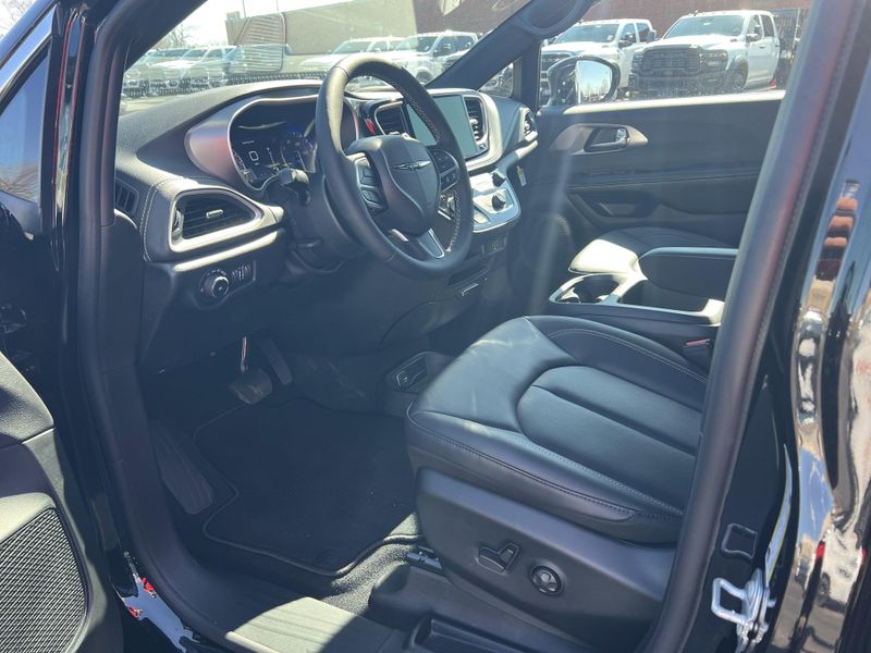 New 2026 Chrysler Pacifica SelectImage 10