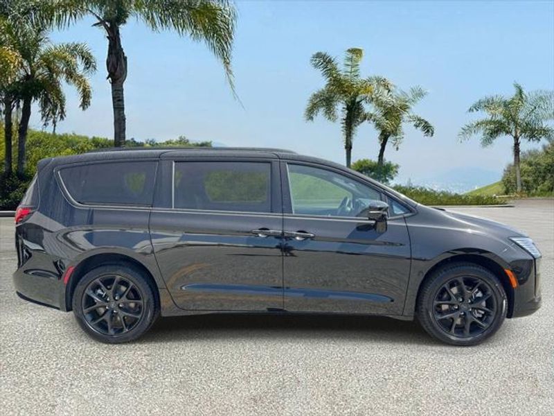 New 2027 Chrysler Pacifica Limited Awd