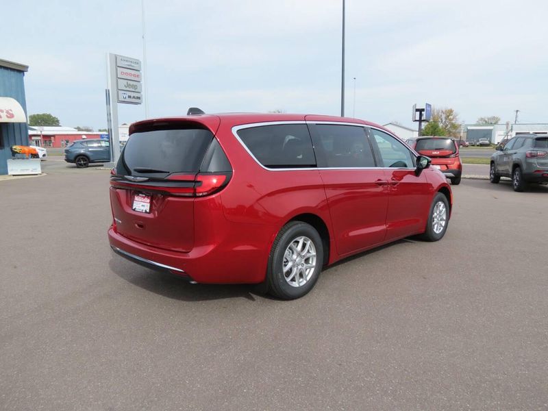 New 2026 Chrysler Pacifica SelectImage 4
