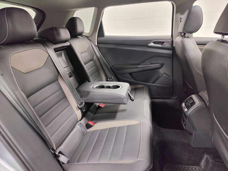 Used 2024 Volkswagen Taos SEL AWD w/Sunroof/NavImage 18