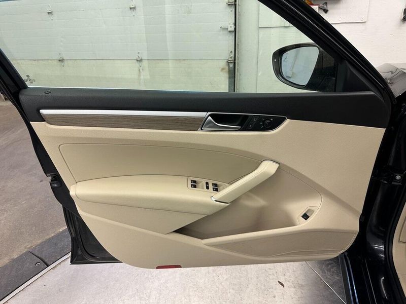 2018 Volkswagen Passat 2.0T SEImage 18