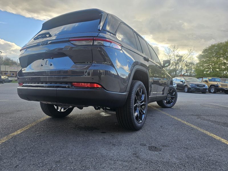 New 2025 Jeep Grand Cherokee Limited 4x4Image 3