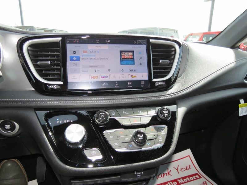 New 2026 Chrysler Pacifica SelectImage 18