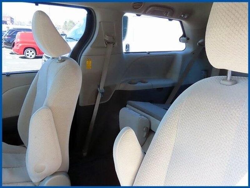 2014 Toyota Sienna LEImage 10