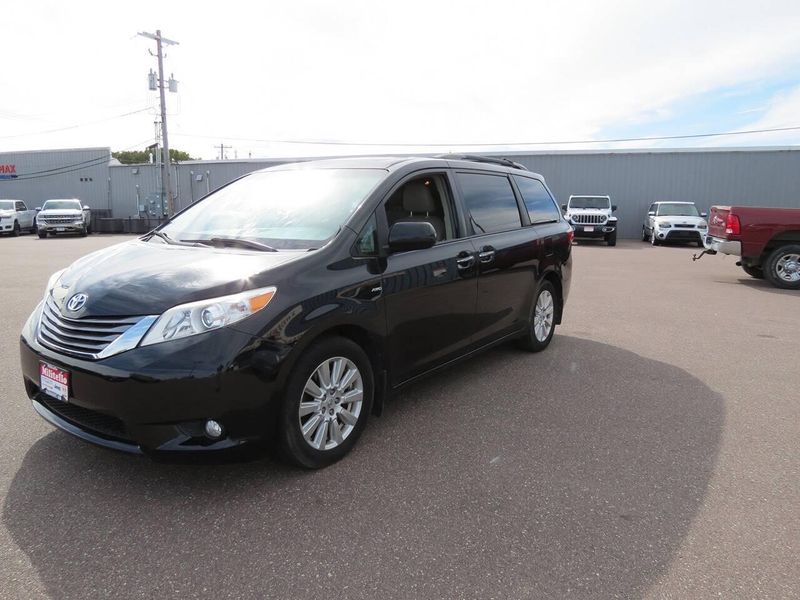 Used 2017 Toyota Sienna XLE Premium 7 Passenger AWD 4dr Mini VanImage 4