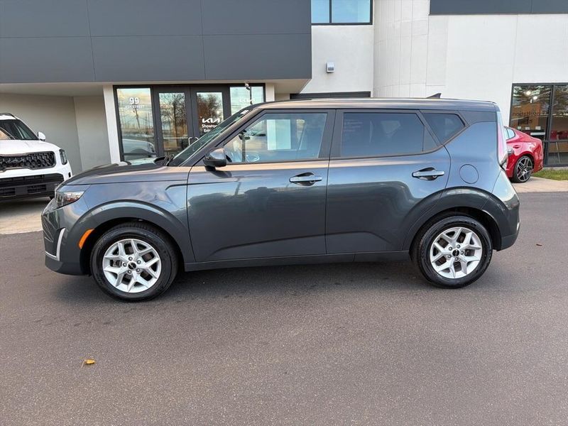 2024 Kia Soul LX photo 2
