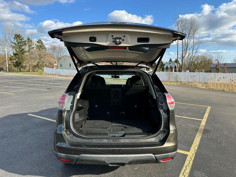 2016 Nissan Rogue SVImage 16