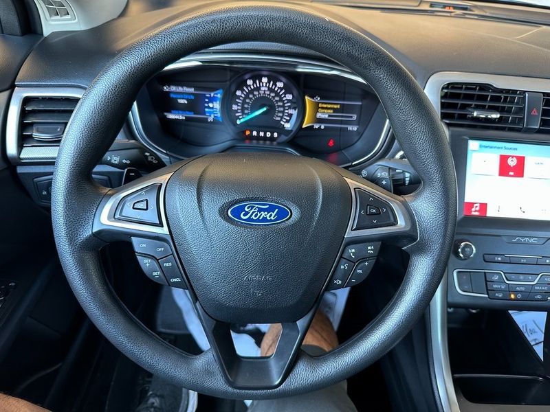 2019 Ford Fusion SEImage 2