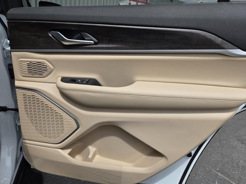 New 2026 Jeep Grand Cherokee L Limited 4x2