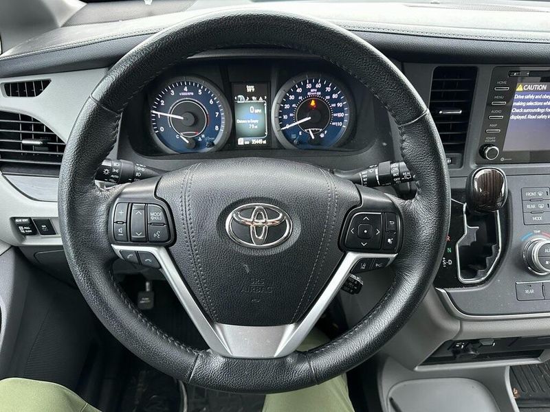 2020 Toyota Sienna XLEImage 2