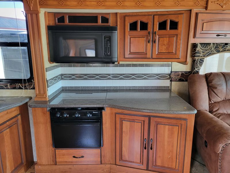 Used 2011 COACHMAN BY FOREST R ENCOUNTER M37-TZ Image 15