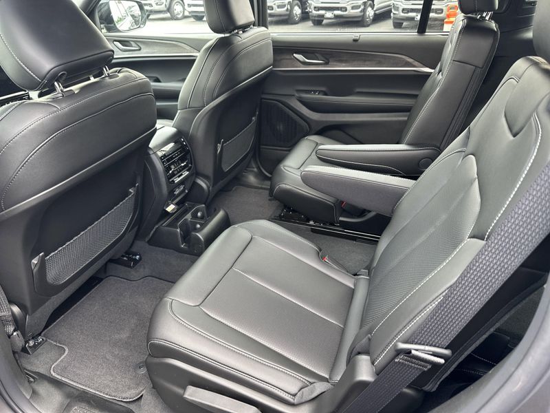 2025 Jeep Grand Cherokee L Limited 4x4Image 14