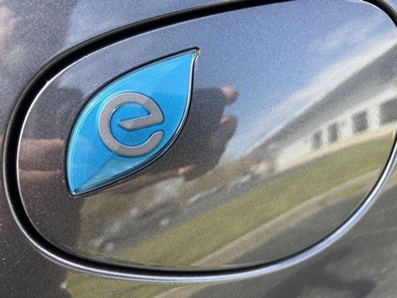 2023 Chrysler Pacifica Plug-in Hybrid LimitedImage 4