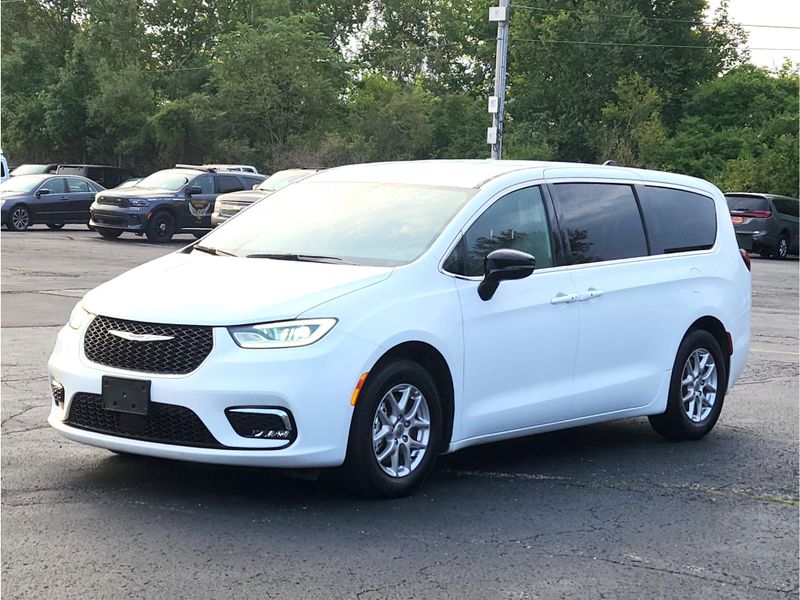 Used 2025 Chrysler Pacifica Select