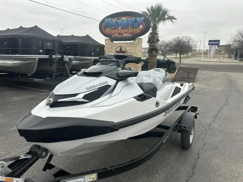 2025 SEADOO GTX LIMITED 325 WITH SOUND SYSTEM IDF WHITE PEARL Image 4