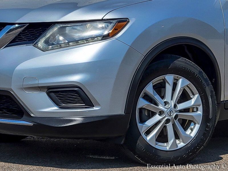 2015 Nissan Rogue SV photo 3