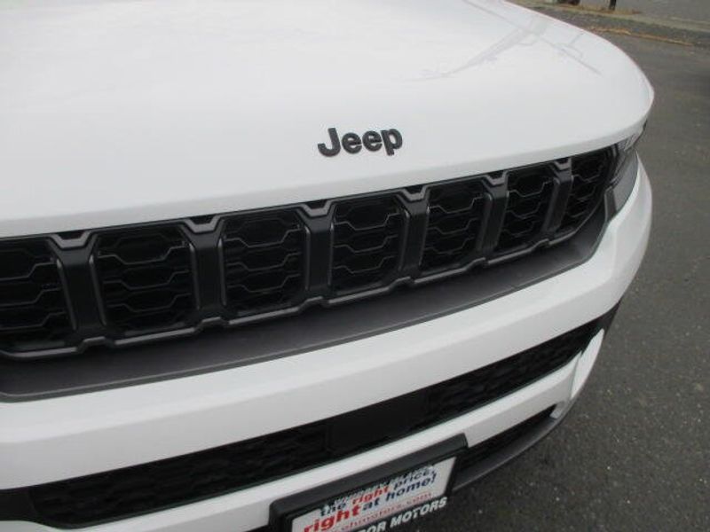 New 2026 Jeep Grand Cherokee Laredo Altitude 4x4Image 4