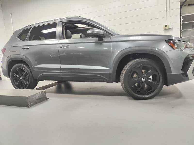 Used 2025 Volkswagen Taos SEL AWD w/Sunroof/NavImage 3