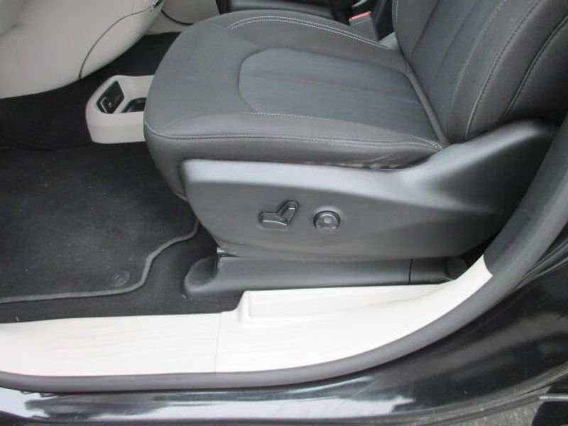 Used 2023 Chrysler Voyager LXImage 17