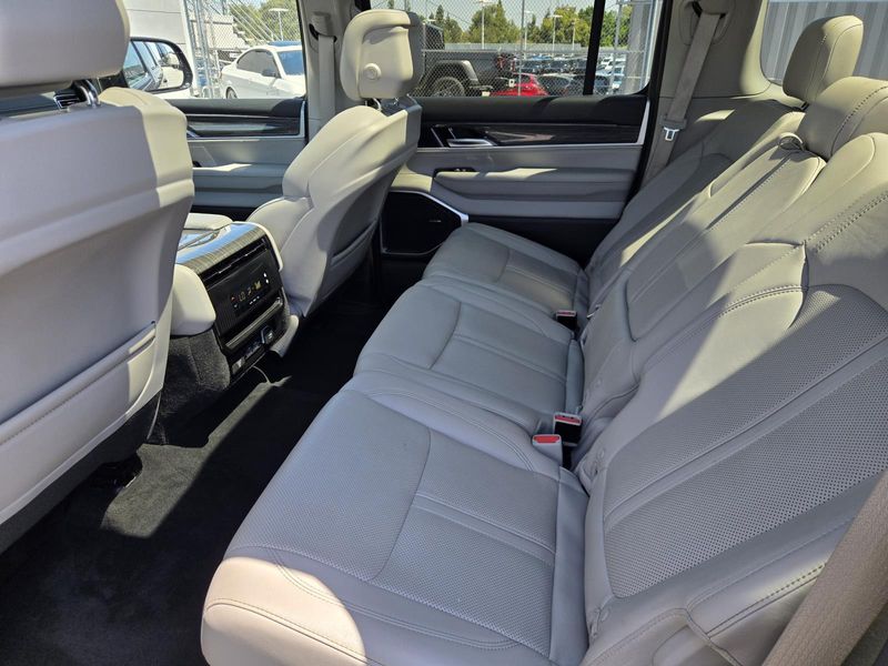 2022 Jeep Wagoneer Series II 4x2